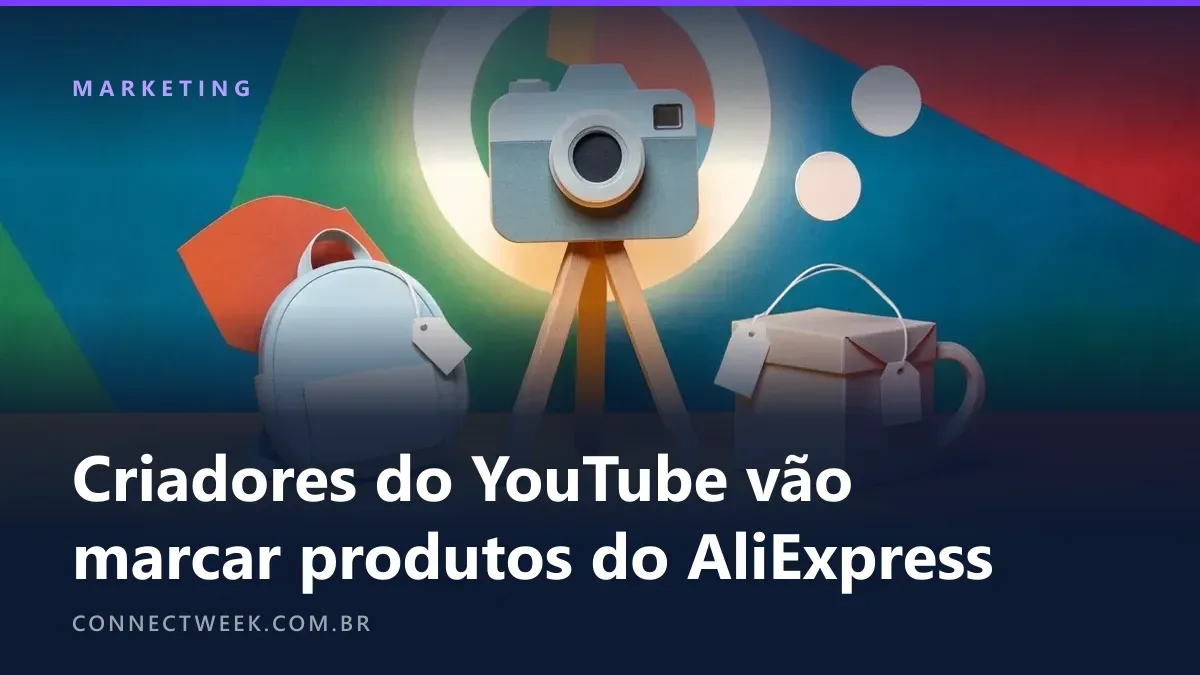 Câmera de papel em tripé e ring light apontados para mochila, fones e caneca com etiquetas em branco, ao lado de uma caixa de encomenda