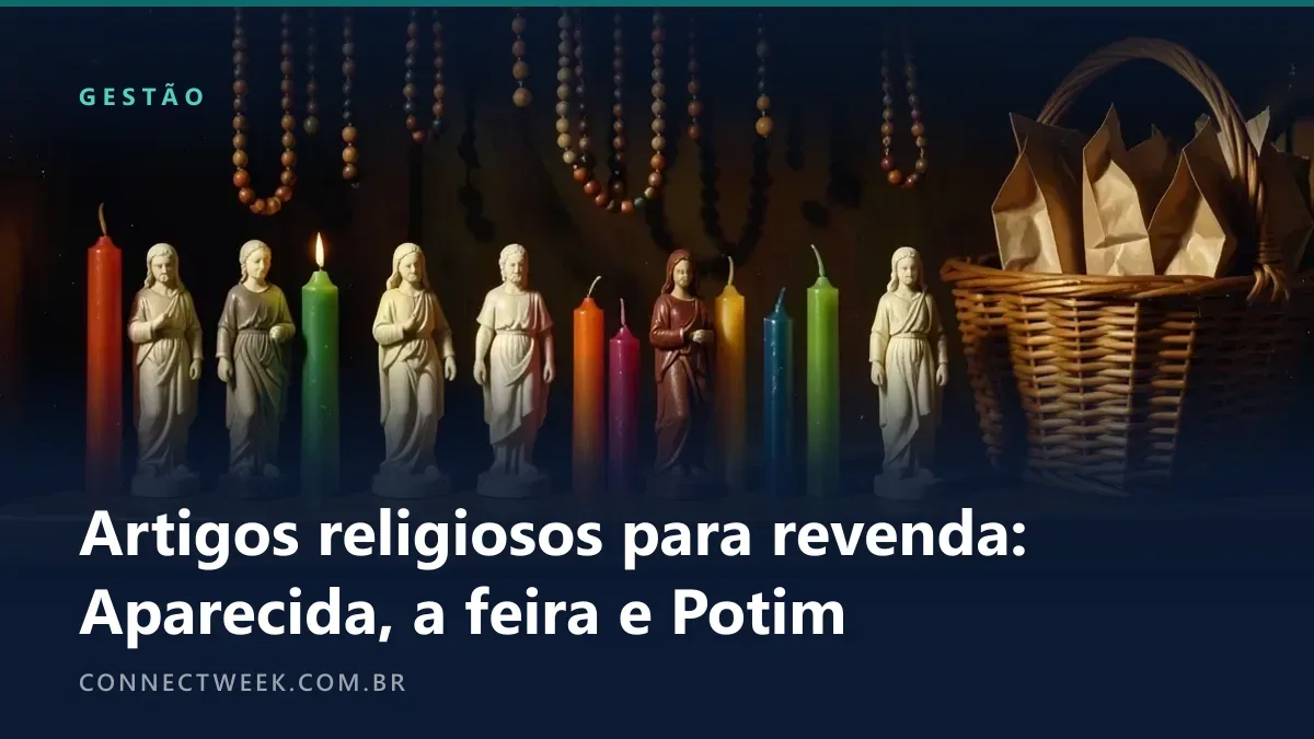 Natureza-morta de uma prateleira de loja com imagens de gesso em duas fileiras, terços pendurados, velas coloridas e um cesto de sacos de papel