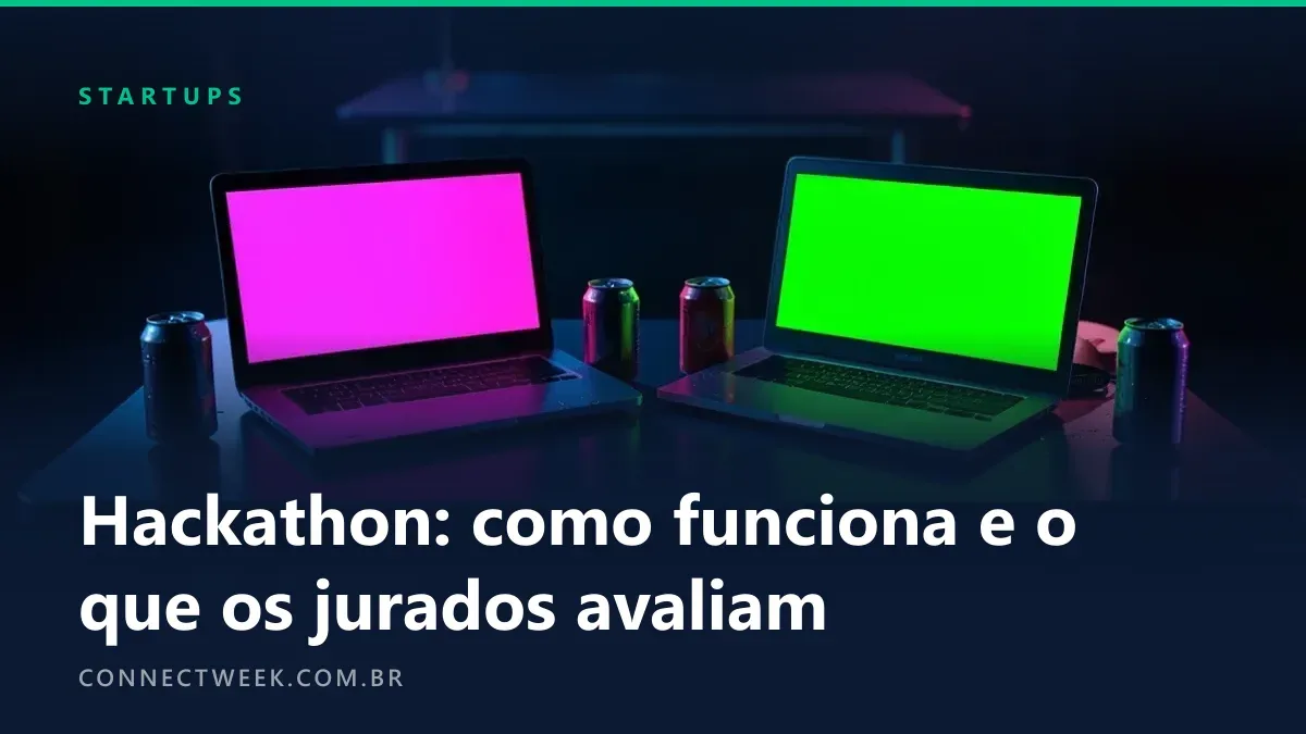 Notebooks com telas em neon e mesa de jurados vazia ao fundo