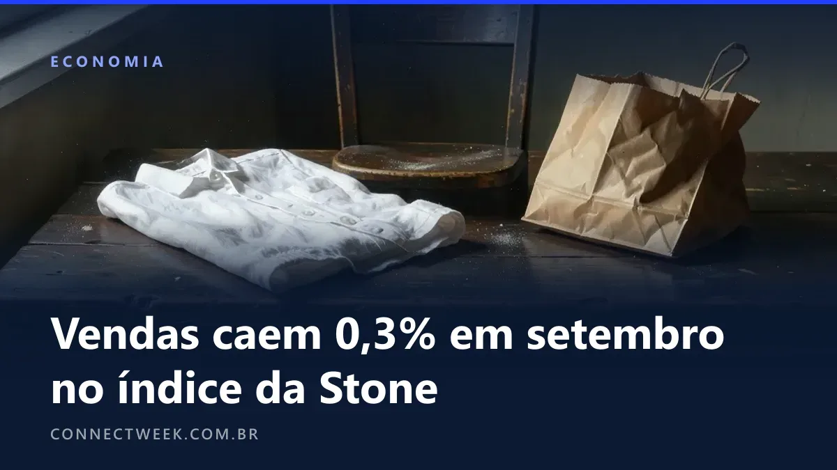 Natureza-morta com camisa dobrada, cadeira de madeira e sacola sobre mesa escura