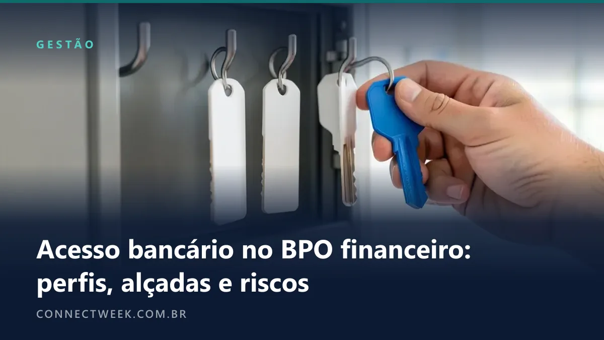 Mão pendurando uma chave azul num gancho de um claviculário de parede, ao lado de outras chaves com etiquetas brancas em branco
