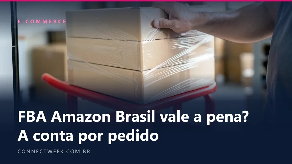 Mão apoiada sobre uma pilha de caixas de papelão envolvidas em filme plástico, em cima de um carrinho vermelho, num estoque com prateleiras desfocadas
