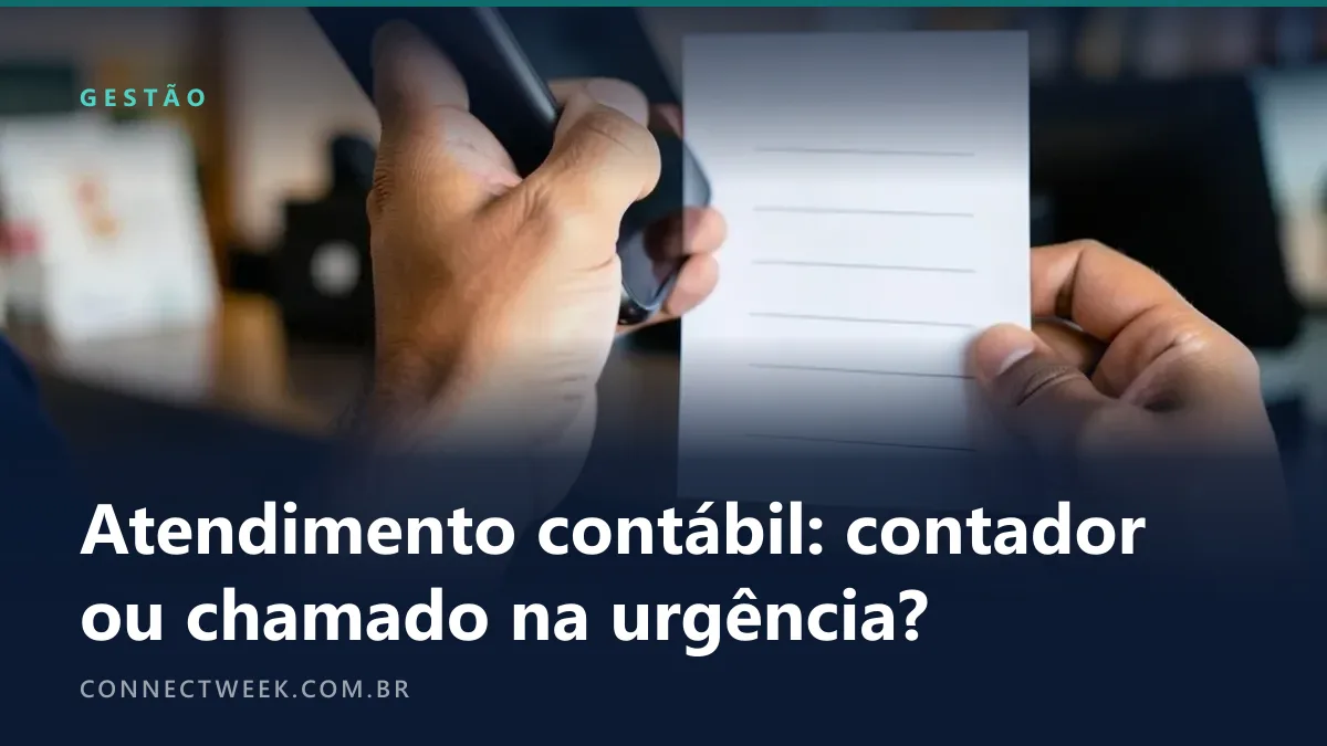 Mão de lojista segurando o telefone no ouvido enquanto a outra segura um aviso impresso em branco, balcão desfocado