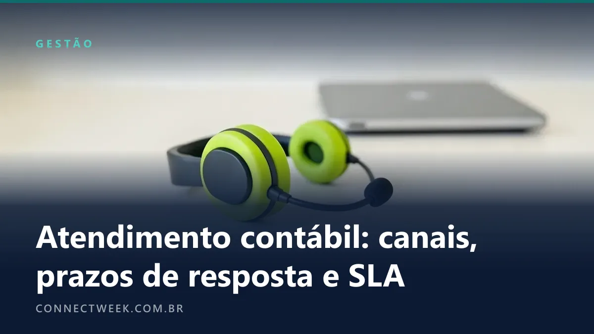 Fone de ouvido com microfone e almofadas verde-limão pousado sobre uma mesa de escritório vazia, ao lado de um notebook fechado desfocado