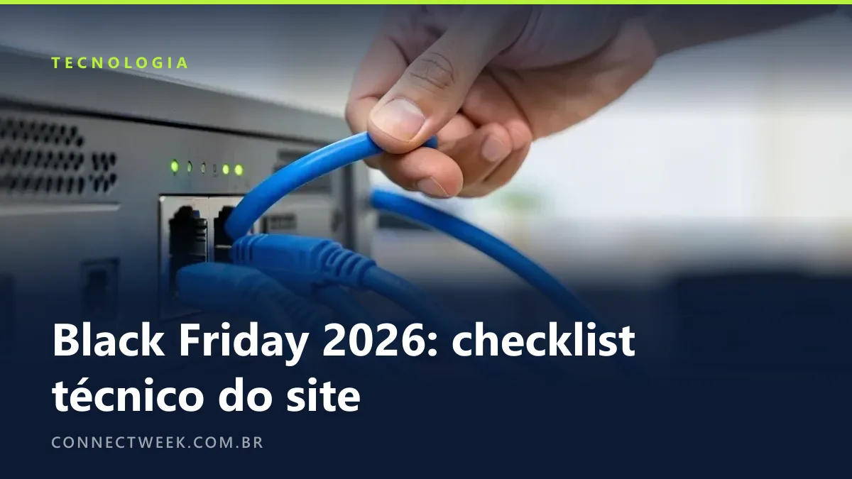 Mão segurando um cabo de rede azul diante das portas de um pequeno servidor com luzes de status verdes acesas, com outros dois cabos azuis já conectados