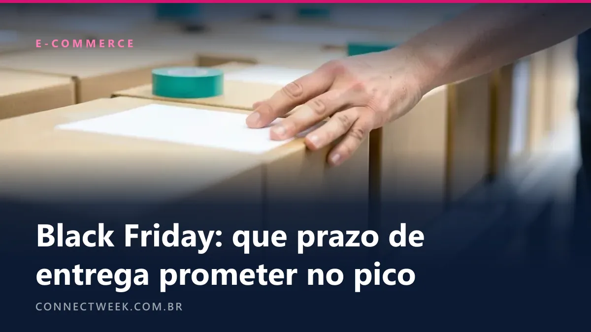 Mão colando uma etiqueta em branco no primeiro de uma fileira de pacotes de papelão lacrados numa bancada de expedição