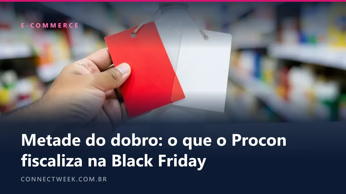Mão segurando etiquetas em branco sobrepostas, uma laranja e uma branca, diante de uma caixa de papelão numa loja