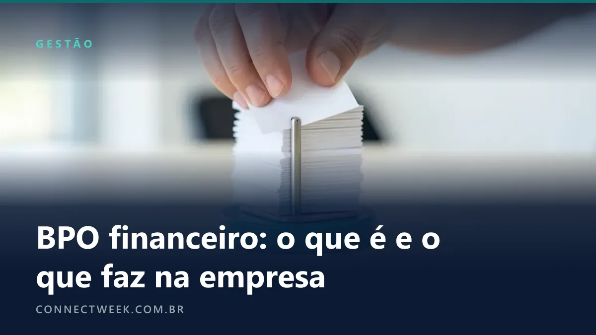 Mão colocando um papel em branco no topo de um espeto de mesa de base turquesa já cheio de papéis empilhados