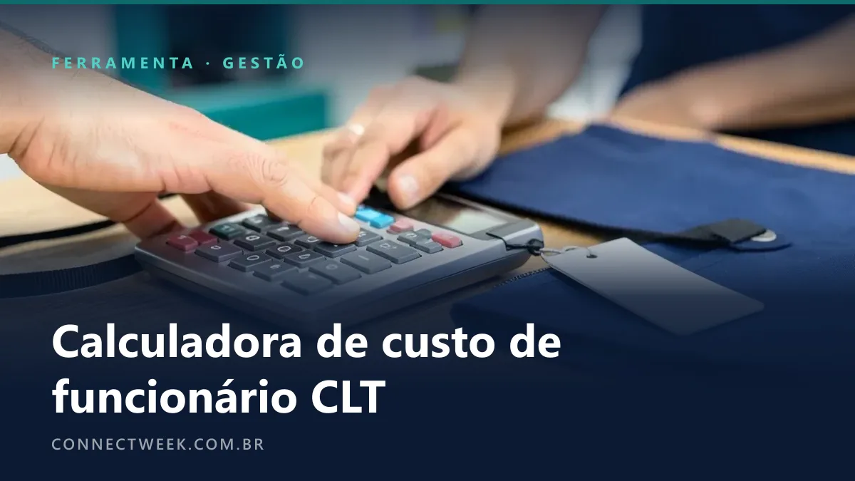 Mão apertando a tecla de uma calculadora ao lado de um crachá em branco e um avental dobrado no balcão de uma loja