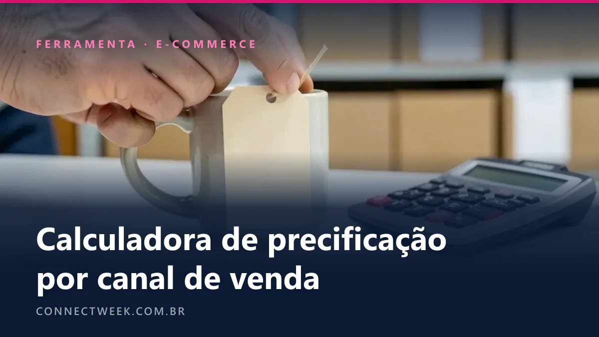 Mão prendendo uma etiqueta de preço em branco num produto ao lado de uma calculadora na bancada de embalagem