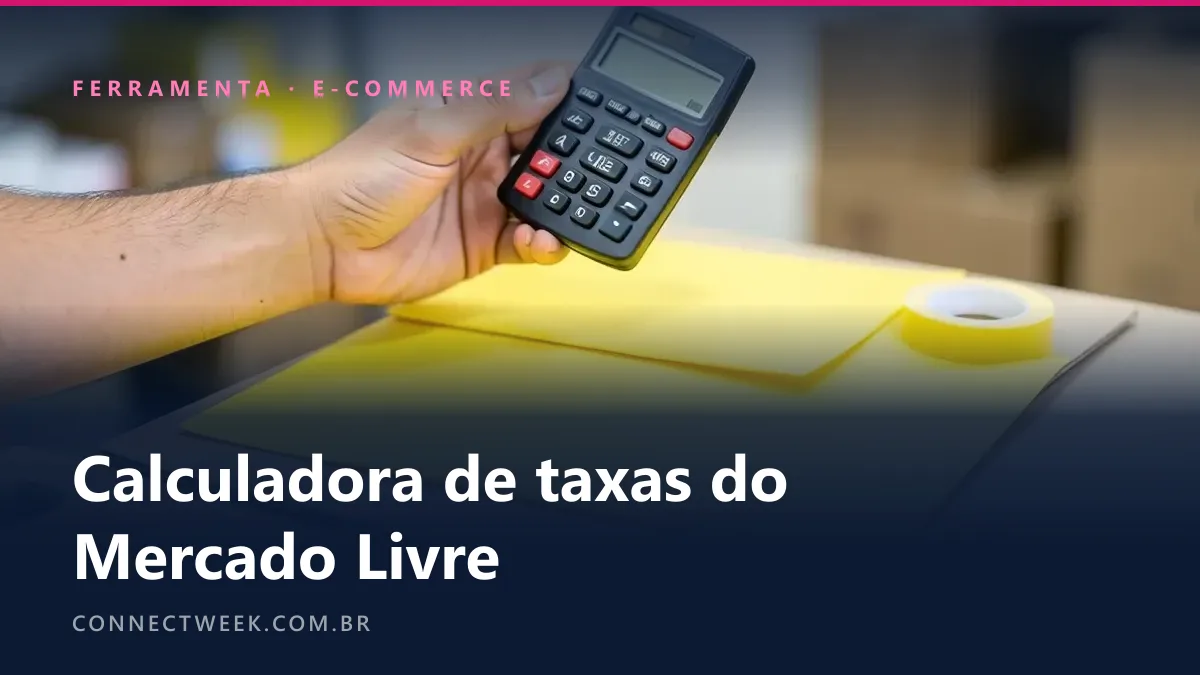 Mão segurando uma calculadora sobre um envelope amarelo acolchoado lacrado na bancada de embalagem
