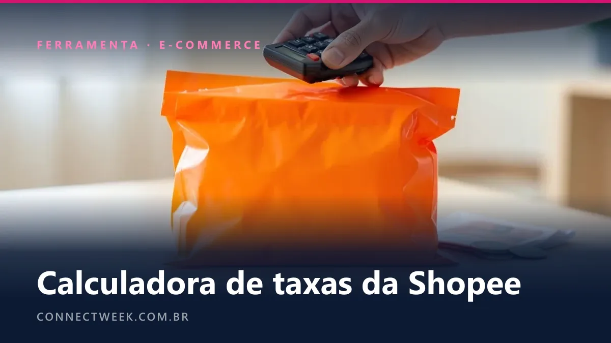 Mão segurando uma calculadora sobre um envelope plástico laranja lacrado numa mesa de embalagem em casa