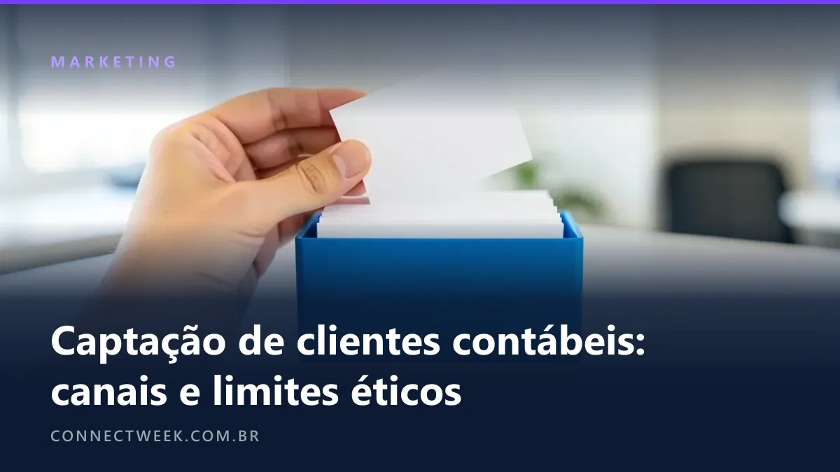 Mão retirando um cartão em branco de uma caixa azul cheia de cartões brancos sobre um balcão de escritório