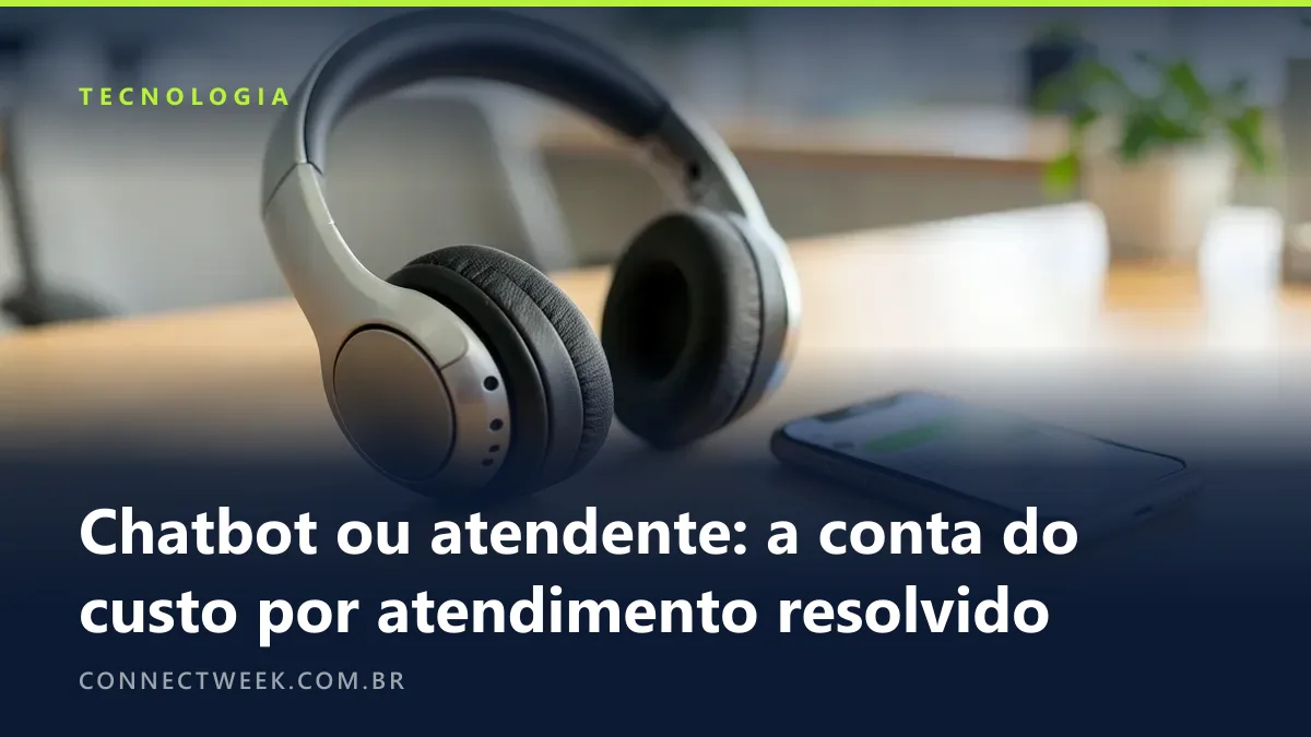 Headset apoiado na mesa ao lado de um celular com conversa automática desfocada