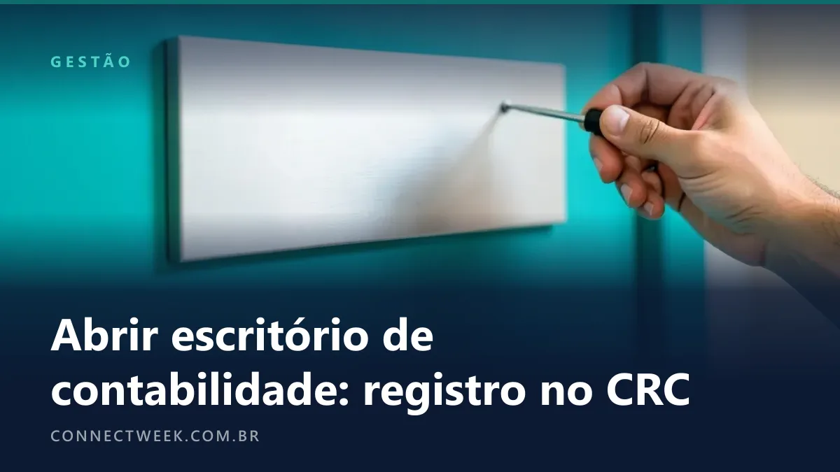 Mão com uma chave de fenda fixando uma placa metálica em branco numa porta verde-azulada
