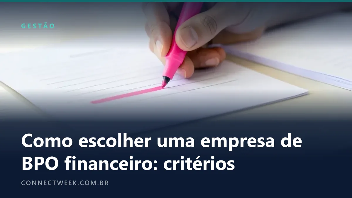 Mão passando um marca-texto rosa sobre uma linha de um documento grampeado apoiado na mesa