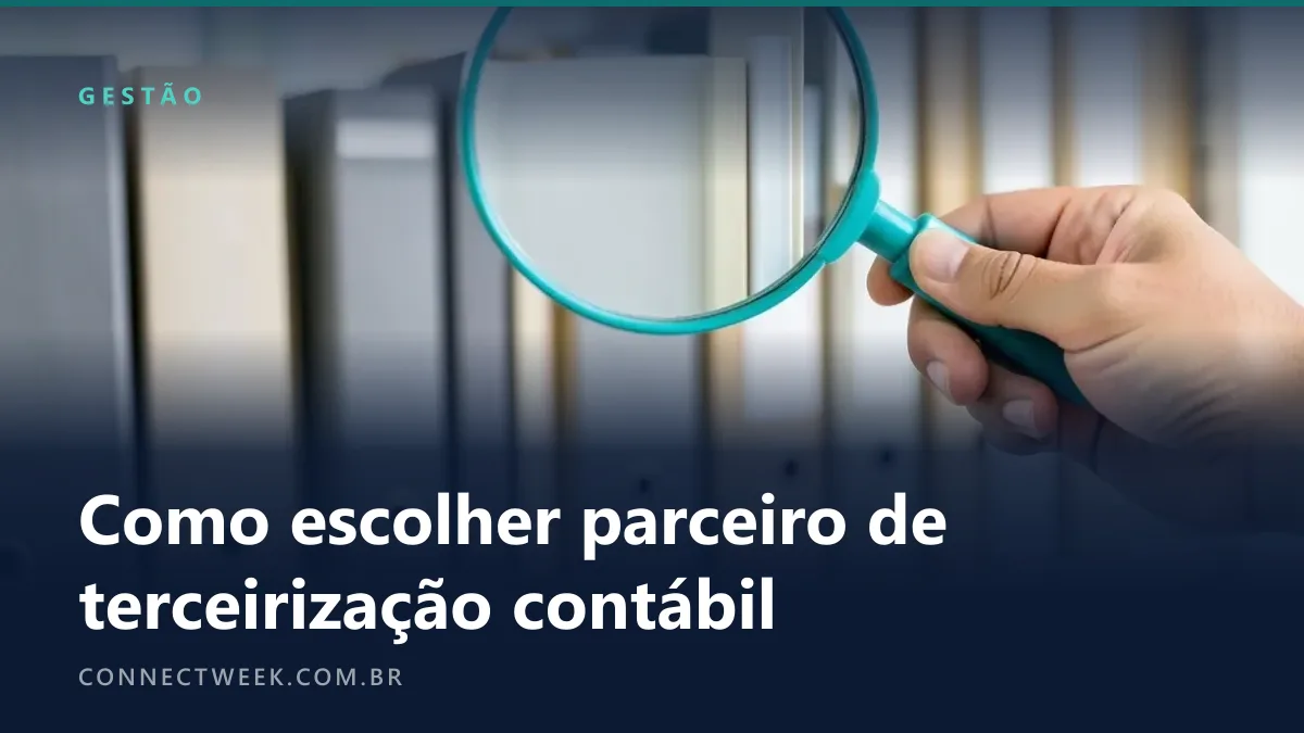 Mão segurando uma lupa de aro e cabo turquesa diante de uma prateleira de pastas, com uma lombada ampliada na lente