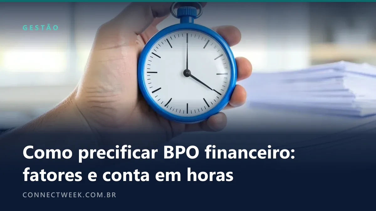 Mão segurando um cronômetro azul de mostrador branco sem números, com uma pilha de papéis desfocada ao fundo