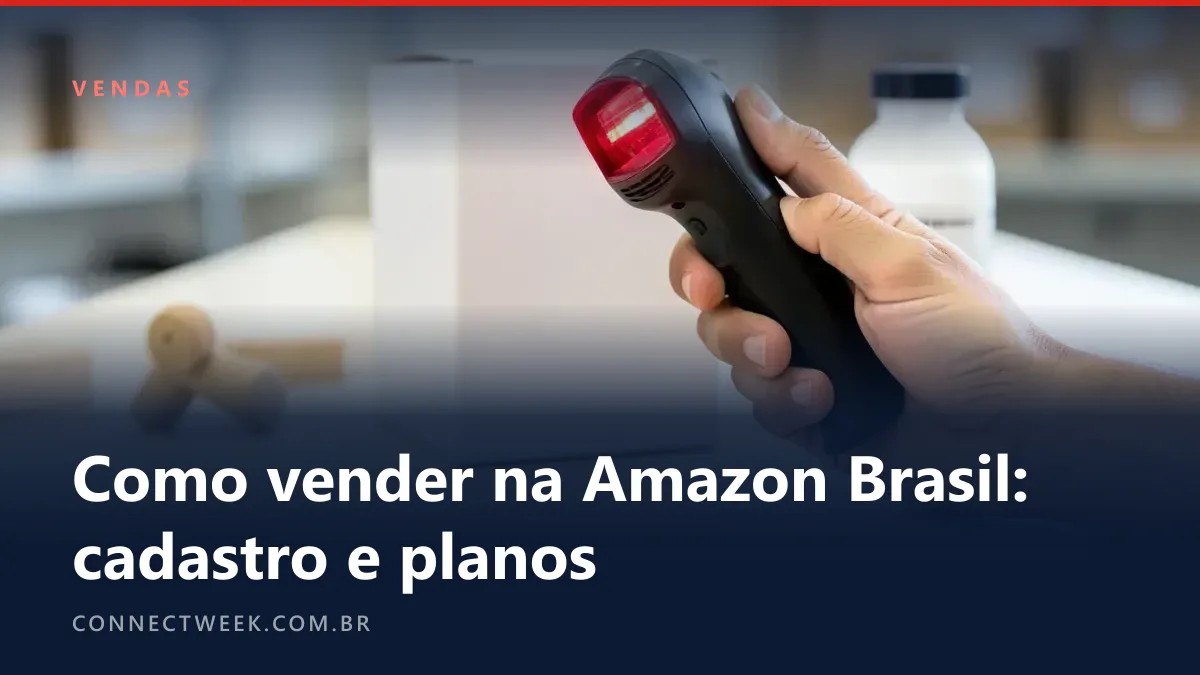 Mão segurando um leitor de código de barras com a luz vermelha acesa, apontado para uma caixinha de produto sem marca numa bancada clara, com um frasco e um brinquedo ao lado