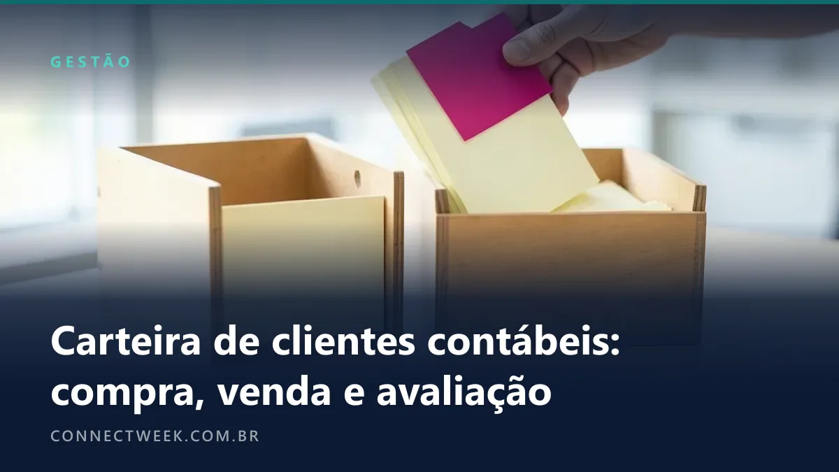 Mão colocando um maço de fichas com divisória magenta numa caixa de fichas de madeira, ao lado de outra caixa quase vazia