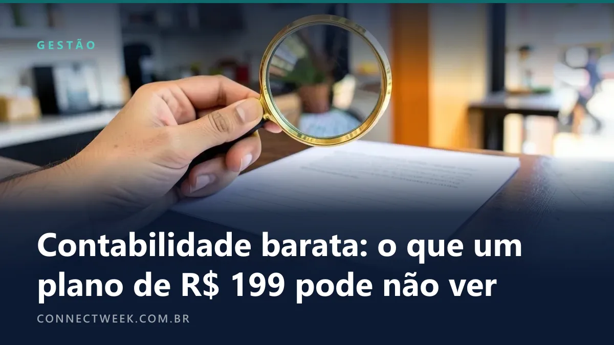 Mão segurando uma lupa sobre um extrato impresso com linhas em branco no balcão de uma pequena loja