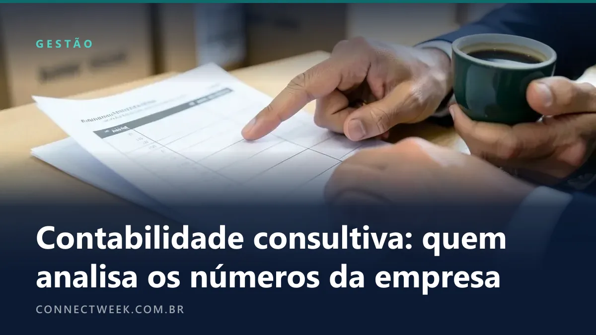 Mão de contador apontando uma linha de um relatório impresso enquanto a mão do lojista segura uma xícara ao lado, no balcão