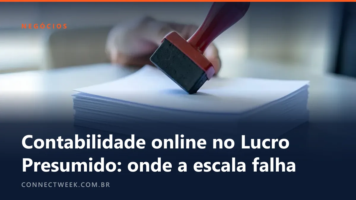 Carimbo descendo sobre uma pilha de formulários idênticos em branco numa mesa de escritório