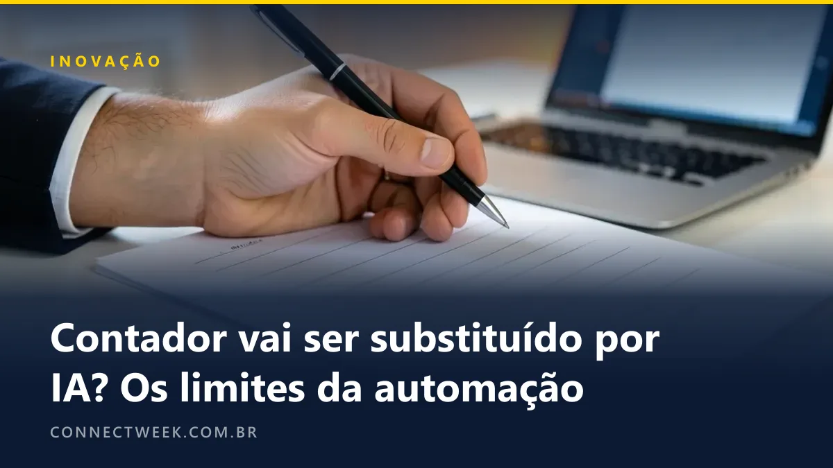 Mão de contador com caneta sobre um relatório impresso enquanto a tela do notebook ao lado brilha com um painel automático desfocado