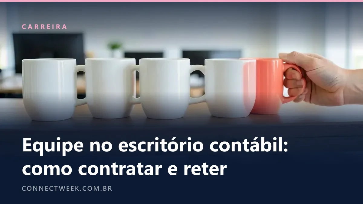 Mão colocando uma caneca coral no fim de uma fileira de quatro canecas brancas iguais