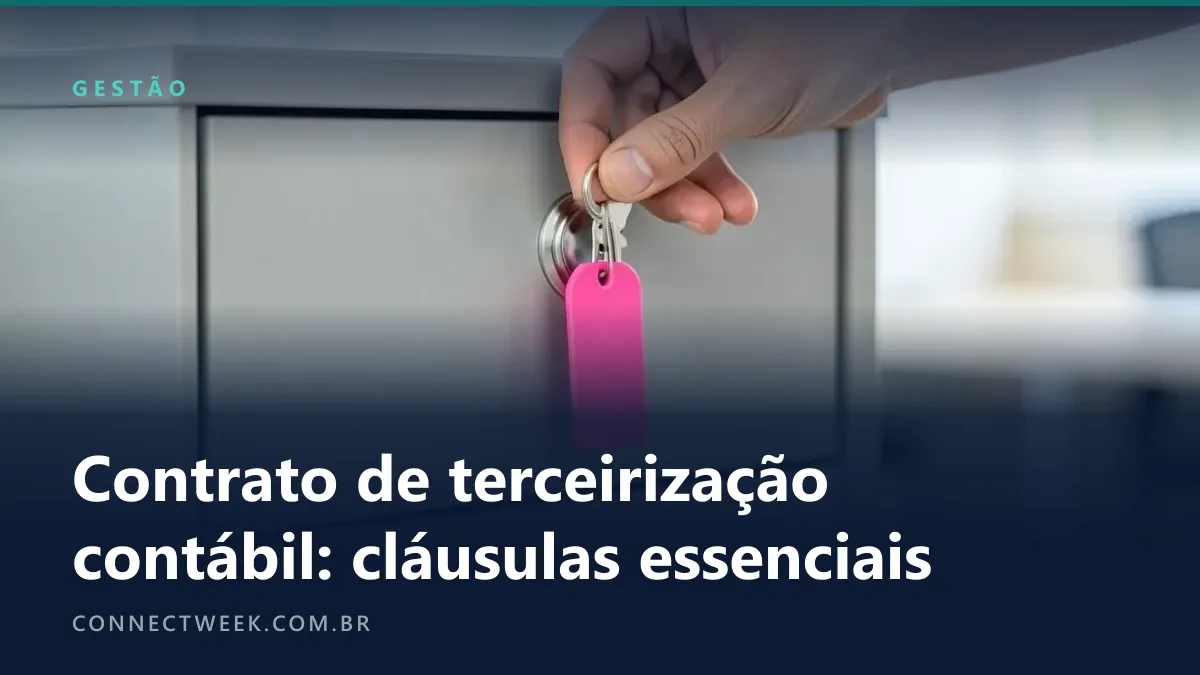 Mão girando uma chave com chaveiro rosa na fechadura de uma gaveta de arquivo de aço cinza