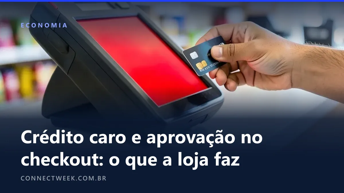 Cartão recusado numa maquininha com tela vermelha apagada no balcão de uma loja, mão do cliente recuando