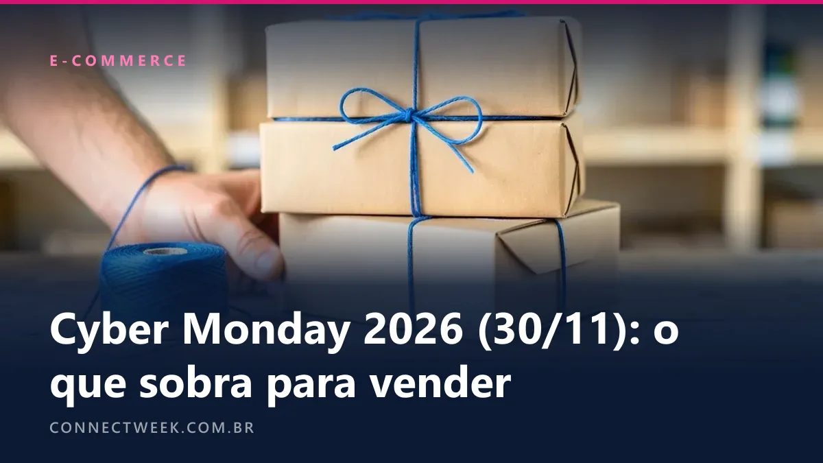 Três caixas de papelão amarradas com barbante azul, formando um kit sobre uma mesa de madeira, com um carretel de barbante e uma mão ao lado e prateleiras desfocadas ao fundo
