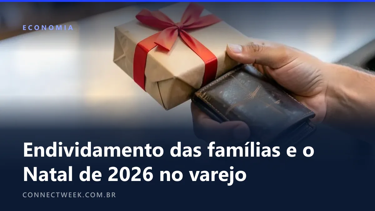 Mão segurando um presente pequeno embrulhado em papel liso no balcão enquanto a outra segura uma carteira gasta