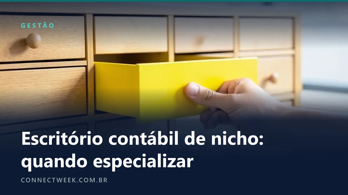 Mão puxando uma única gaveta amarela num gaveteiro de madeira com muitas gavetas iguais