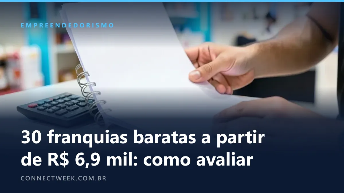 Mão folheando um documento encadernado de páginas em branco no balcão de um quiosque pequeno, calculadora ao lado
