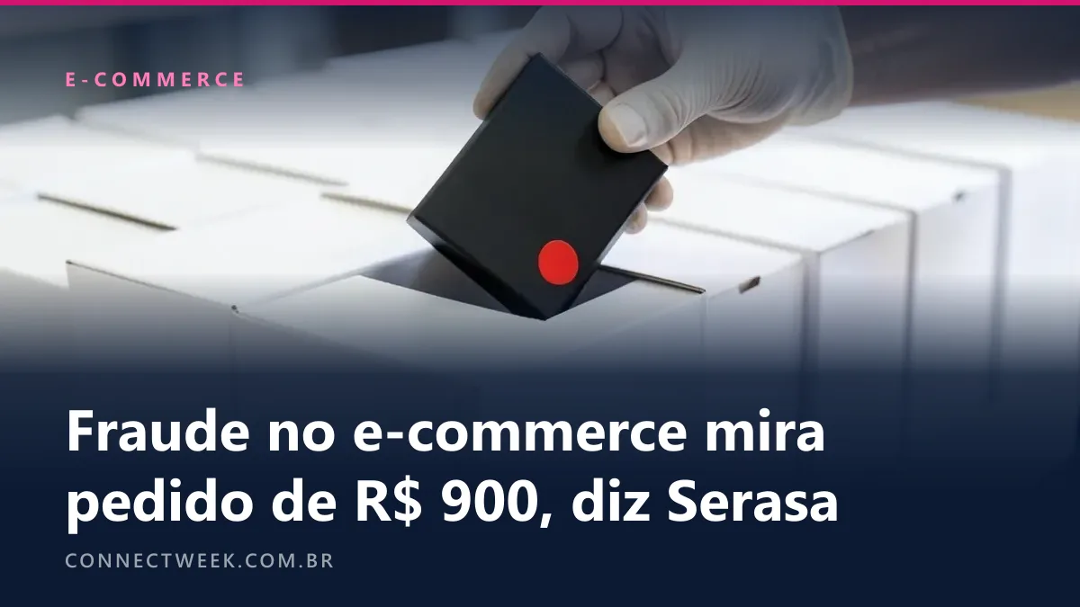 Mão com luva retirando uma caixa preta lisa, marcada com um adesivo vermelho, de uma fileira de caixas brancas numa bancada de expedição