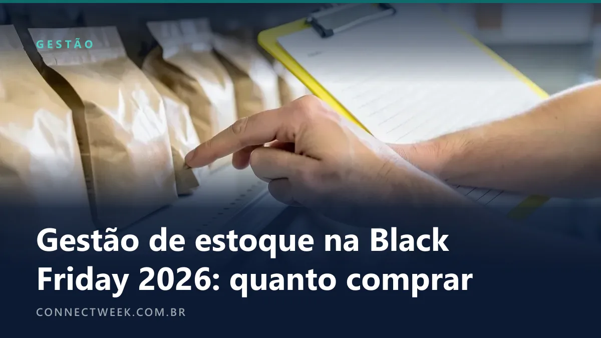 Mão contando produtos iguais numa prateleira de estoque com prancheta de folhas em branco