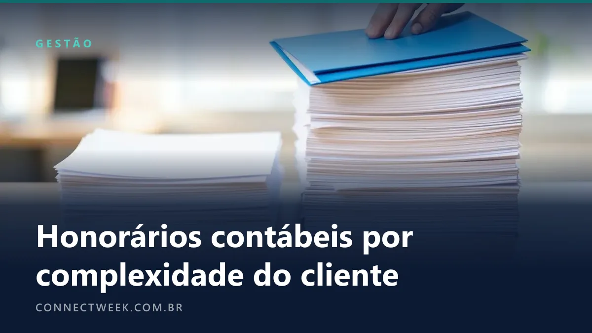 Duas pilhas de documentos lado a lado sobre a mesa, uma baixa e outra bem mais alta, com uma mão pousando uma pasta azul no topo da pilha alta