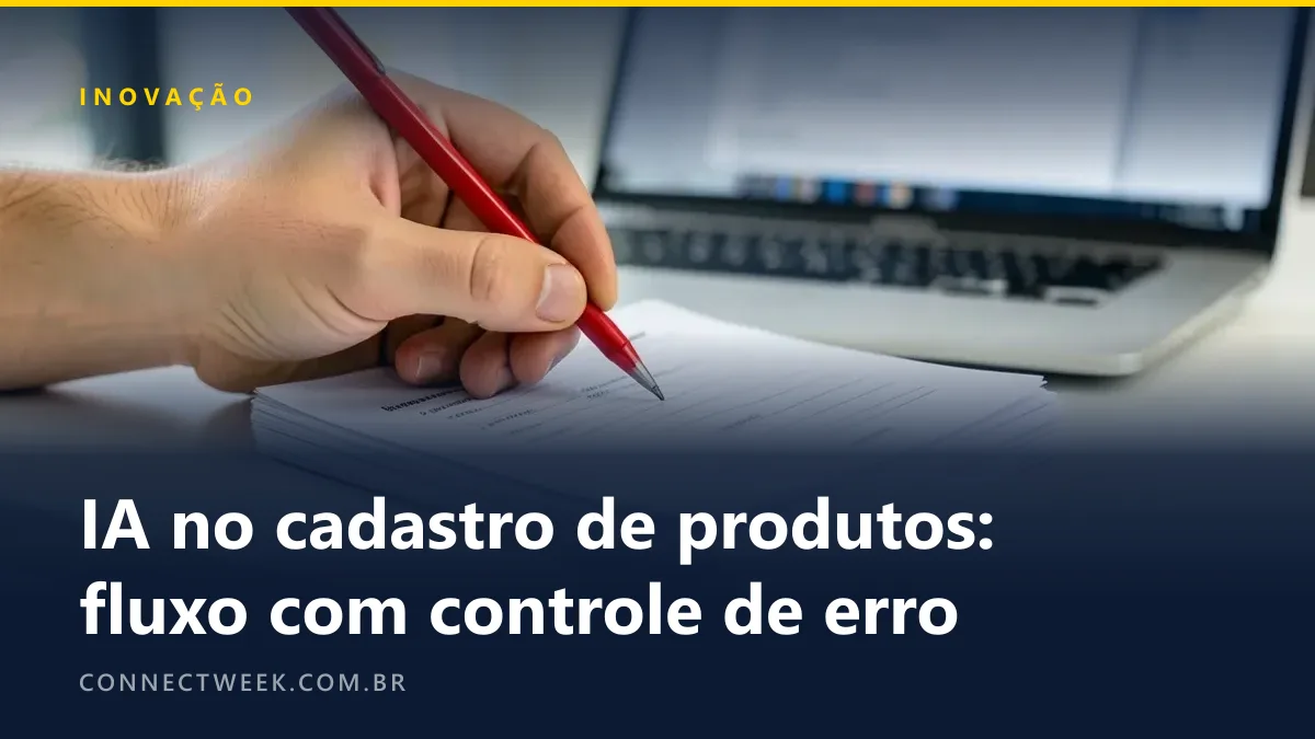 Mão com caneta vermelha marcando uma pilha de descrições de produto impressas em branco, notebook com editor desfocado atrás