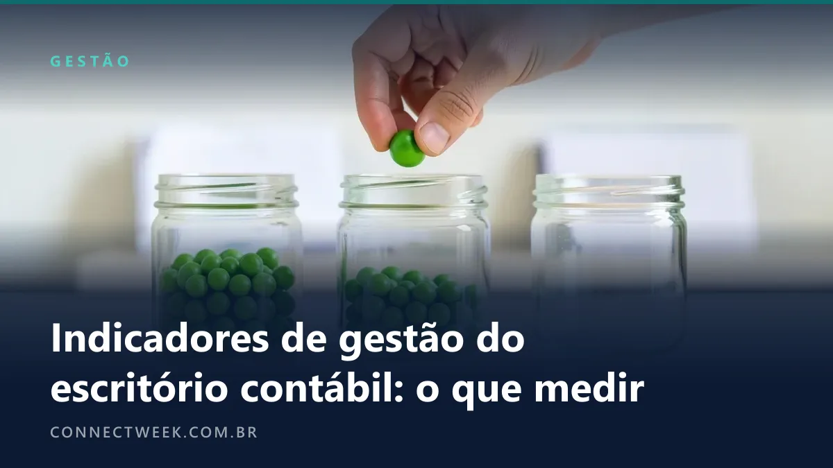 Mão soltando uma bolinha verde no pote do meio de três potes de vidro iguais com níveis diferentes de bolinhas, numa mesa de escritório