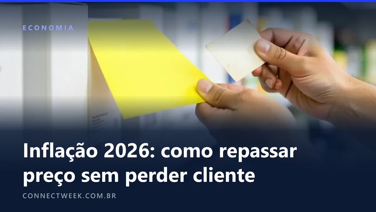 Mão colocando uma etiqueta de preço em branco numa prateleira de produtos, com a etiqueta antiga na outra mão