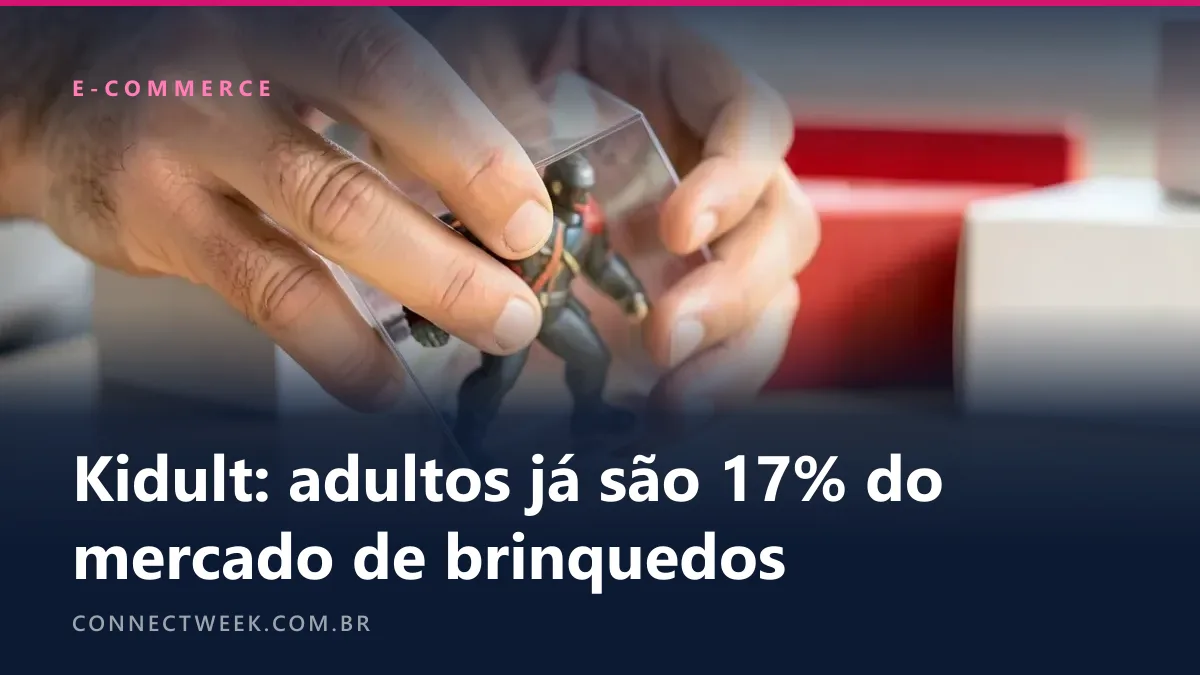 Mãos de adulto abrindo uma caixa surpresa de boneco colecionável na mesa, outras caixas lacradas ao lado