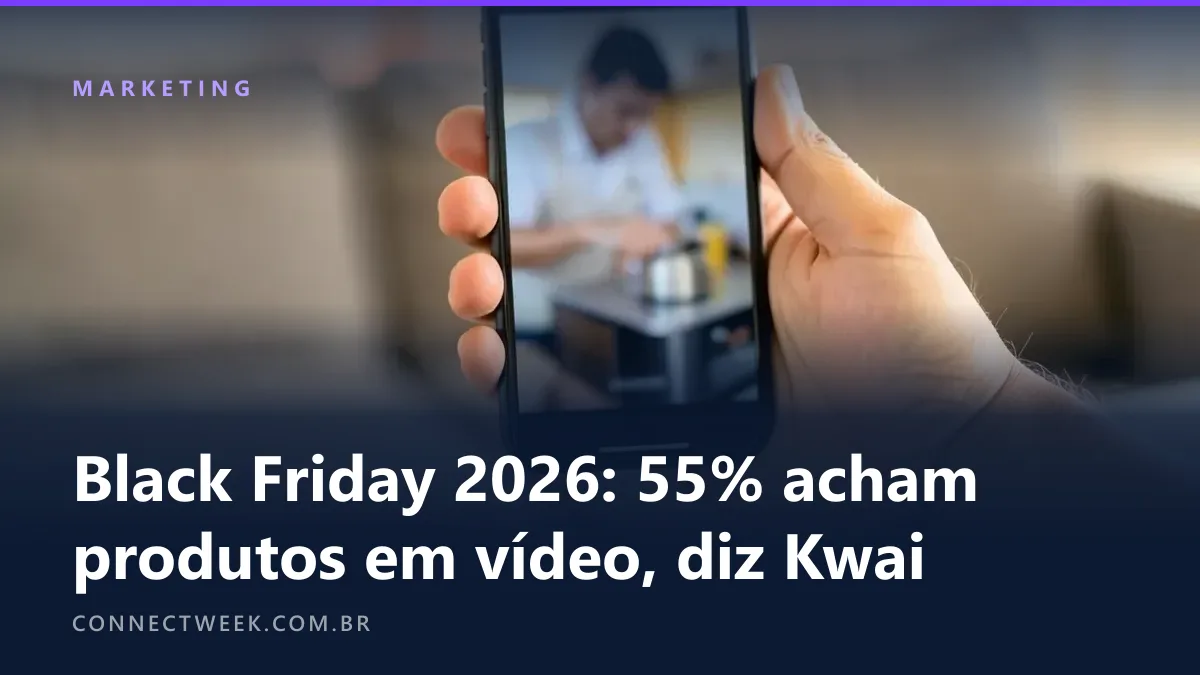 Mão segurando um celular reproduzindo um vídeo vertical desfocado de alguém usando um utensílio de cozinha, sofá desfocado