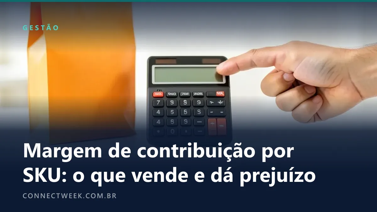 Dois produtos lado a lado na mesa, um grande e um pequeno, calculadora entre eles e mão apontando o pequeno