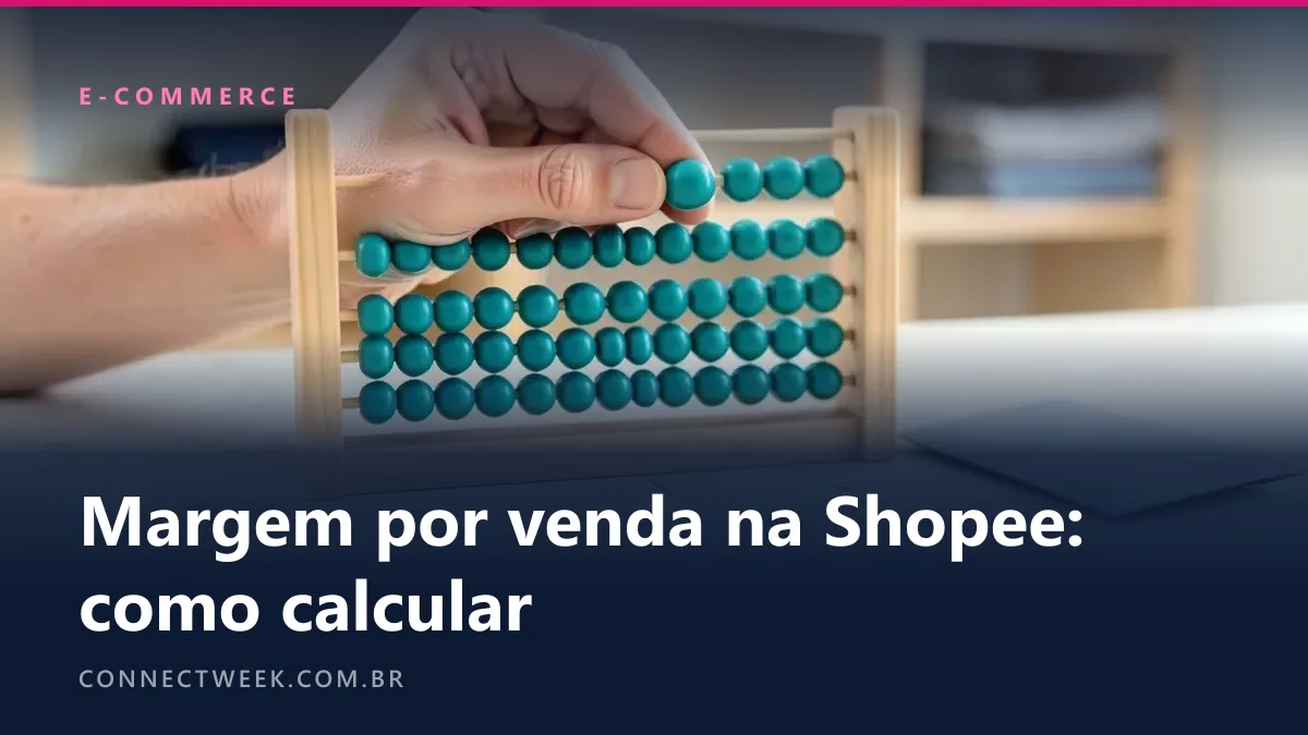 Envelope laranja em pé sobre uma pequena balança de pacotes, com um lápis apoiado num bloco em branco ao lado