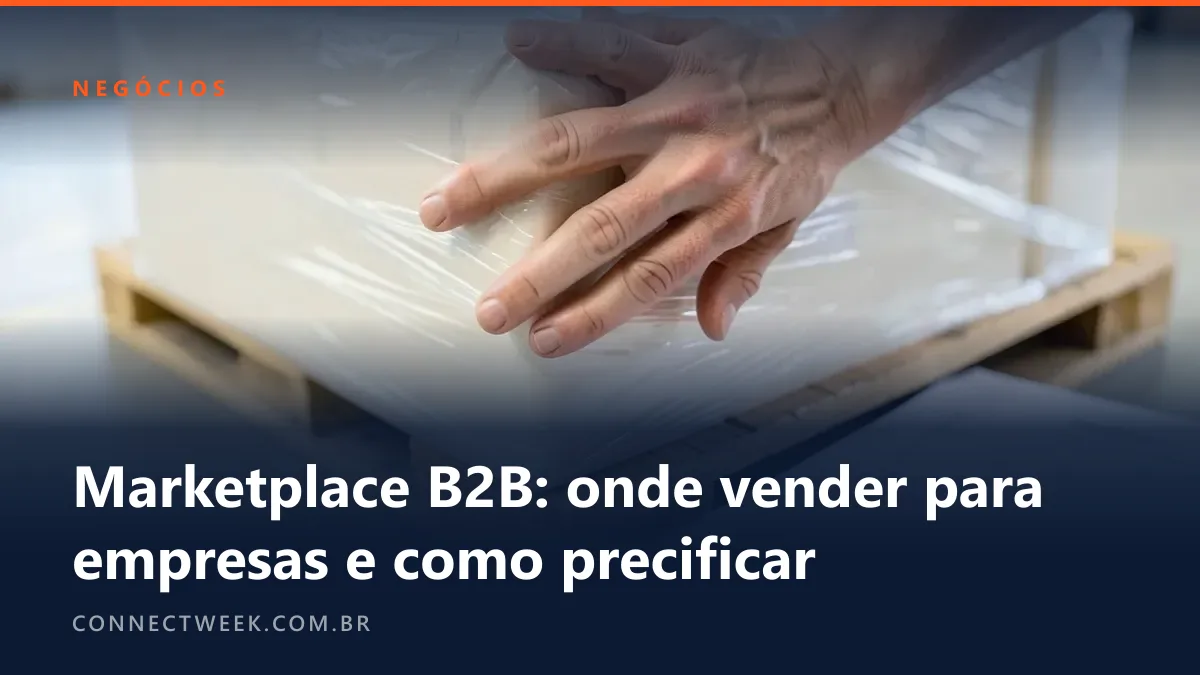 Mão colocando uma caixa fechada de produtos em lote sobre um palete ao lado de uma folha de pedido em branco