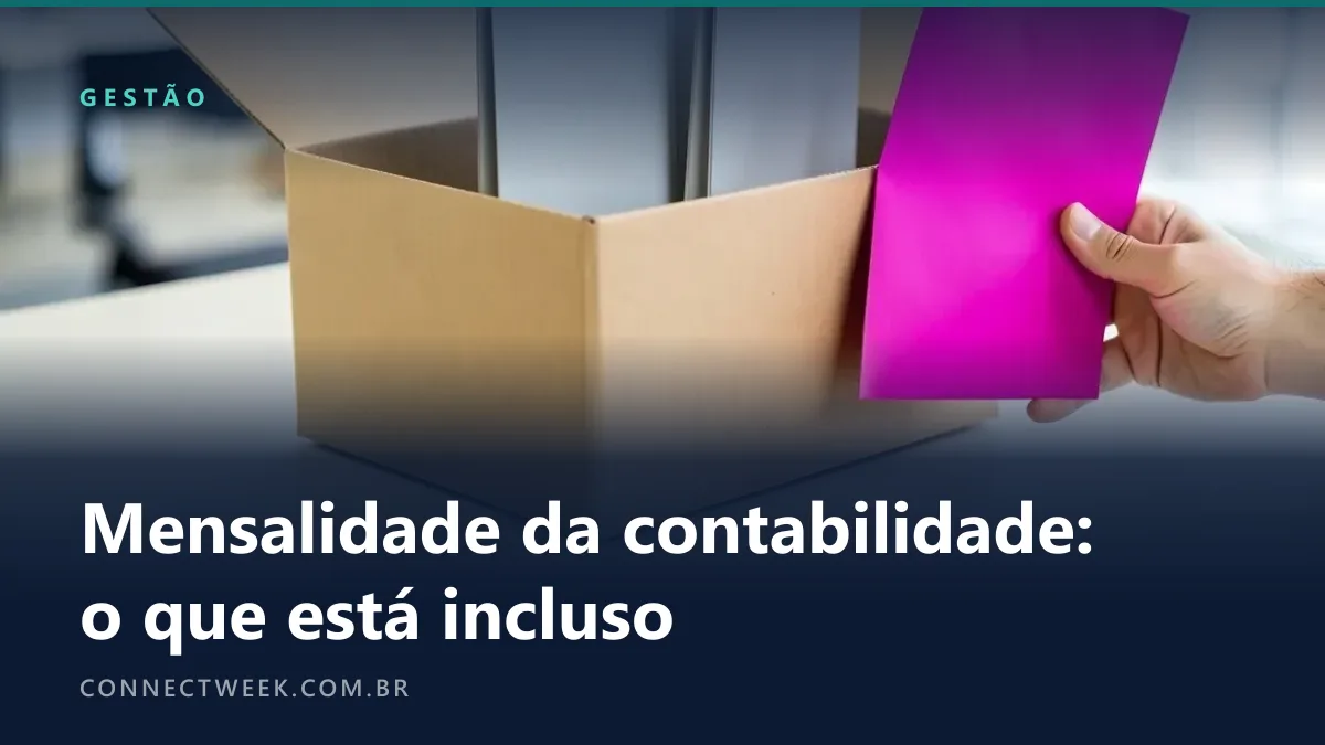 Caixa de arquivo aberta com pastas cinza em pé dentro e uma mão segurando uma pasta magenta do lado de fora, sobre uma mesa