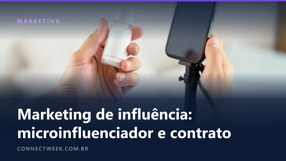 Mãos de criadora de conteúdo mostrando um frasco pequeno para um celular em mini tripé num quarto