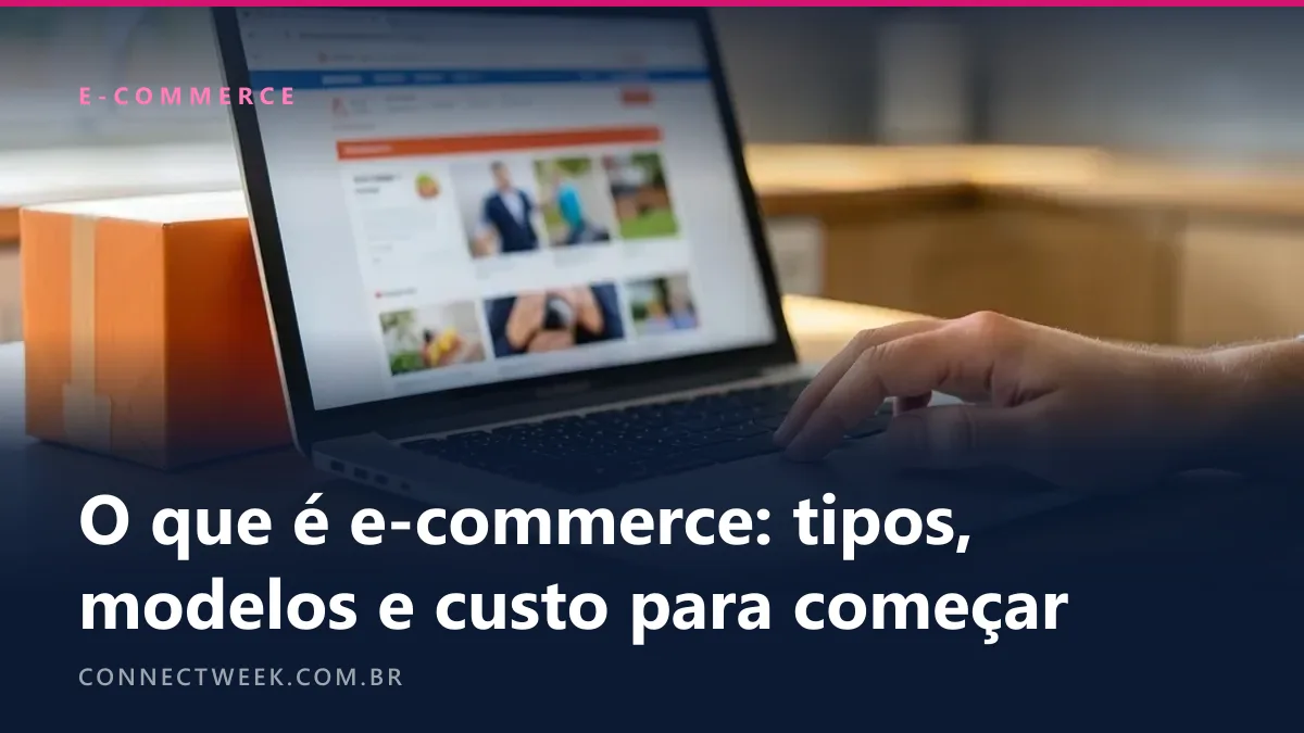 Notebook com página de loja virtual desfocada e um pacote de papelão ao lado na mesa da cozinha, mão no trackpad