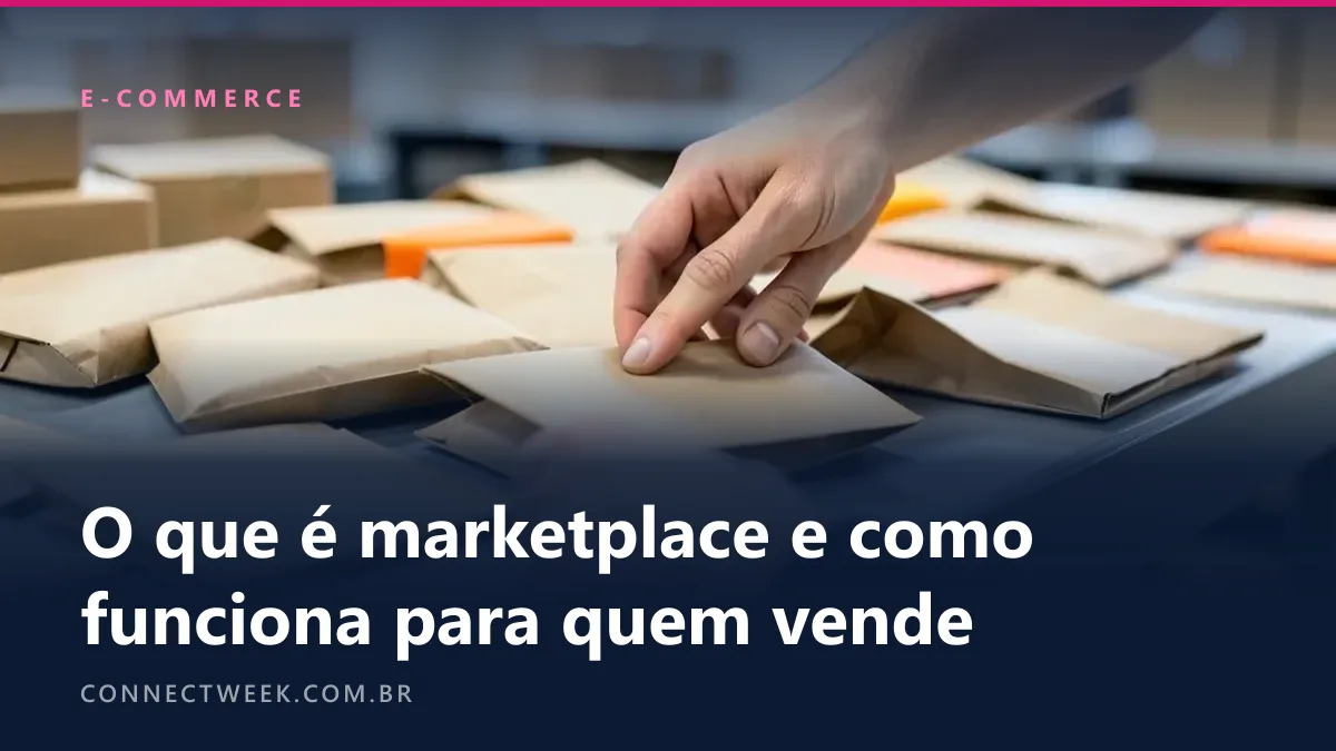 Pacotes de vários tamanhos de vendedores diferentes chegando a uma mesa de triagem num centro de distribuição, mão separando
